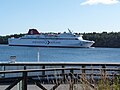 M/S Visby håller på och lägger till vid hamnen i Nynäshamn