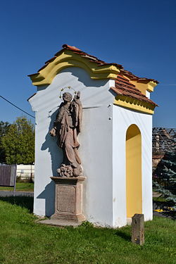 Kaplička sv. Jana Nepomuckého v obci Malé Krhovice