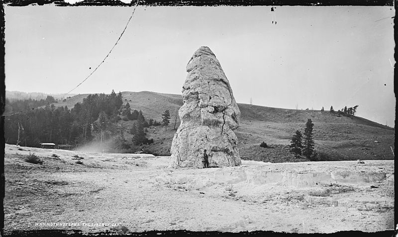 File:Mammoth Hot Springs, The Liberty Cap. Yellowstone National Park. - NARA - 517157.jpg