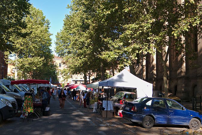 English: Sunday morning market around Saint-Aubin church in Toulouse. Français : Le marché du dimanche matin autour de l'église Saint-Aubin de Toulouse.