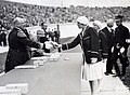 Marie Baron ontvangt zilveren medaille op OS 1928.jpg
