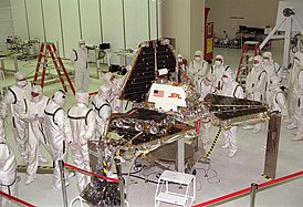 Der Mars Pathfinder und der Sojourner-Rover beim Einklappen in seine Startposition.  (JPL Oktober 1996)