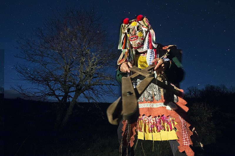 File:Mascaradas invernales en la noche.jpg