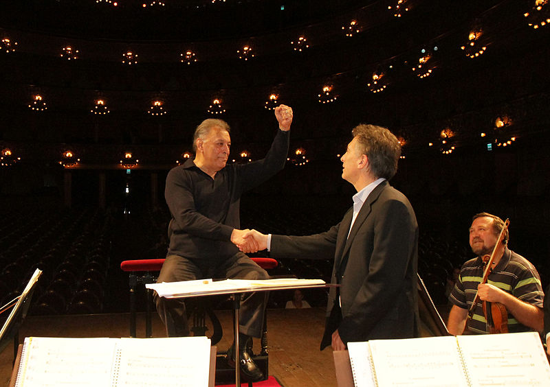 File:Mauricio Macri con el director de orquesta Zubin Mehta (7795517244).jpg