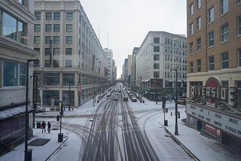 File:Milwaukee November 2022 17 (W. Wisconsin Avenue from Milwaukee Skywalk).jpg