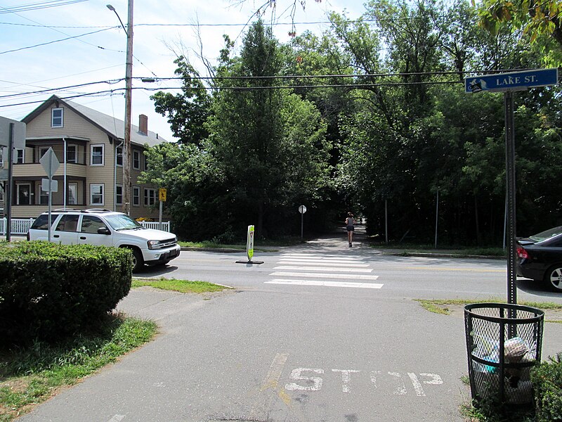 File:Minuteman Bikeway at Lake Street, August 2013.jpg