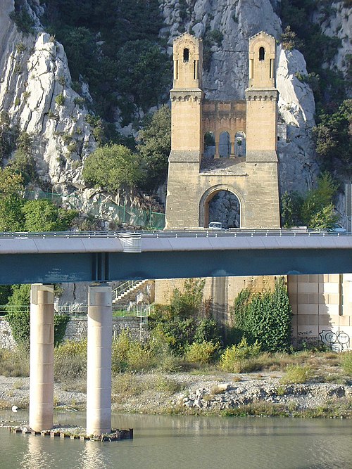 Photo - Ancien pont suspendu de Mirabeau (également sur commune de Mirabeau (Vaucluse) )