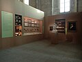 Vue de l'exposition Mirabilis dans la grande chapelle du Palais des Papes à Avignon