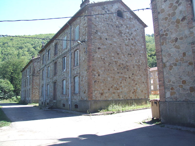 File:Molières-sur-Cèze Cité la Borie 9475.JPG