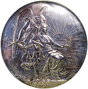 Medalla al·legòrica al Centenari argentí realitzada per Ernesto de la Cárcova, exposada al Museu del Bicentenari.