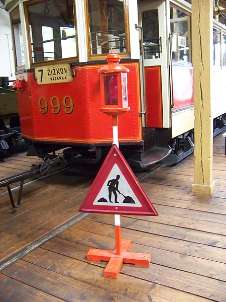 File:Muzeum MHD, tramvaj 999 a označení pracovního místa.jpg