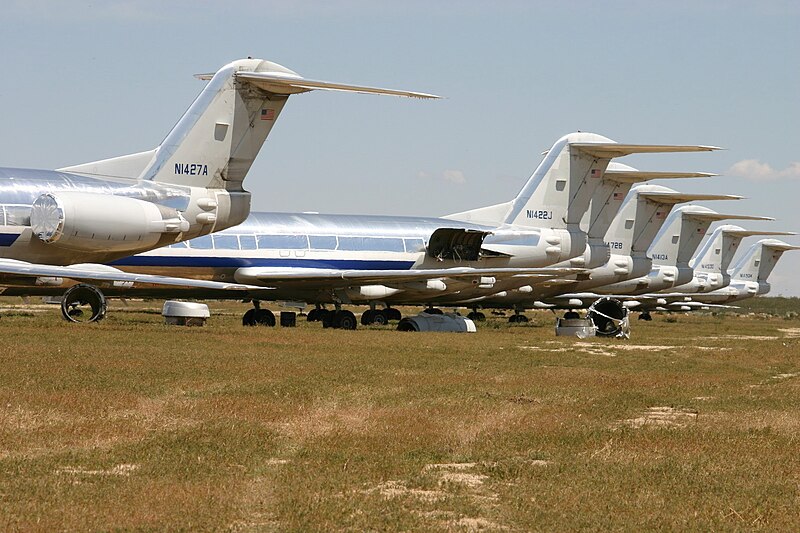 File:N1427A, N1422J, N1472B, N1413A, N1463D & N1455K Fokker 100 American Airlines Line Up (7425315380).jpg