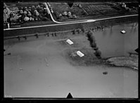 Luchtfoto van een overstroming bij Werk aan de Groeneweg, 1920-1940