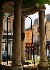 Nanterre, rue Maurice-Thorez, vue du puits Sainte-Geneviève.