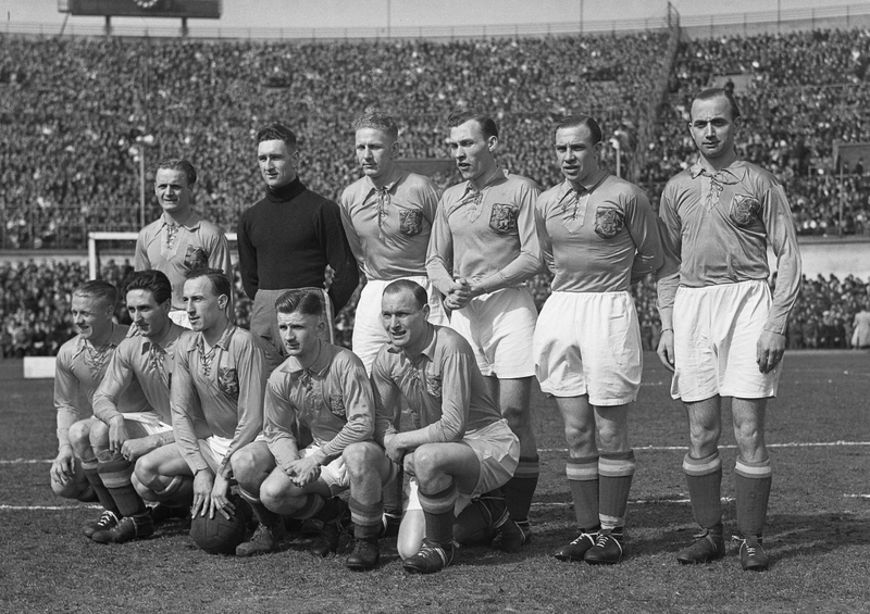 File:Nederlands voetbalelftal (07-04-1947).png