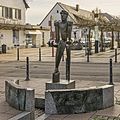 Bilder der aus Bronze gegossenen Brunnenanlage "Monument" aus dem Jahre 1990 auf dem Rathausplatz ist von Professor Lutz Brockhaus und stellt eine Chronik des Überlebenswillens der Stadt Neuenburg dar