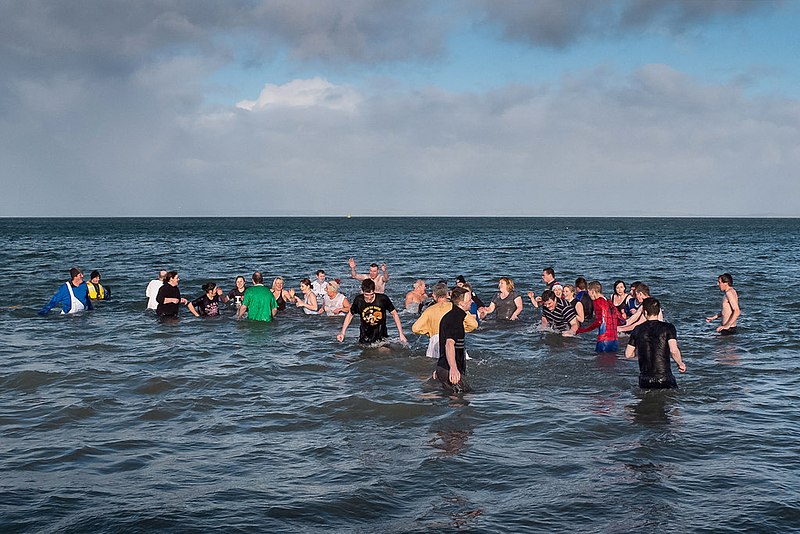 File:New Year's Day dip - geograph.org.uk - 3279471.jpg