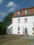 Innenhof und Nordflügel mit Ansatzrest der Stadtmauer