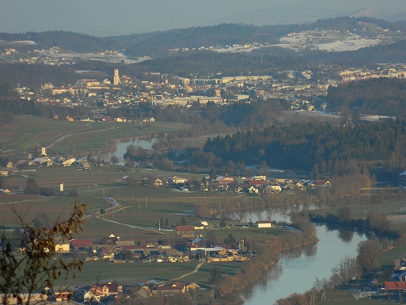 File:Novo mesto iz Straže.jpg