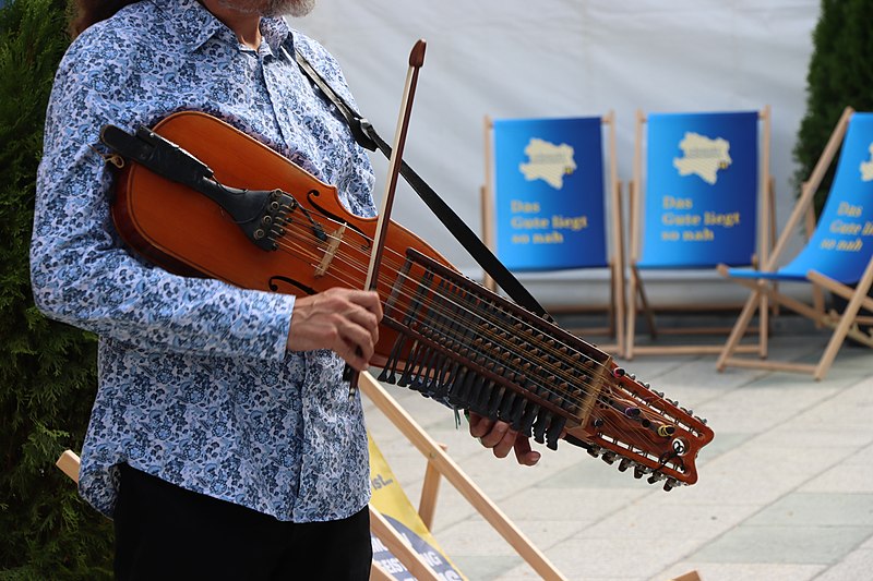 File:Nyckelharpa 0930.jpg