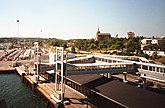 Fil:Nynäshamns färjeterminal och kyrka 1998.jpg