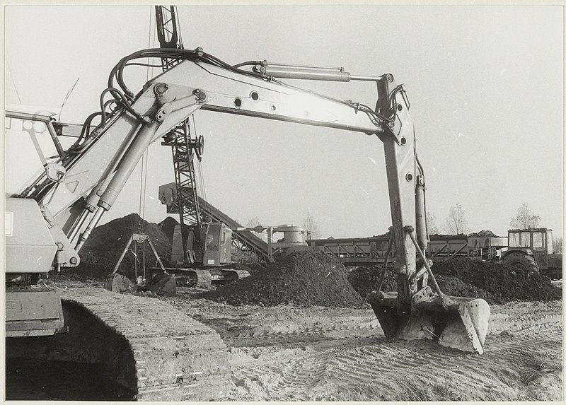 File:Op het terrein van J.M. Rutte b.v. Haarlemmerstraatweg 175AmsterdamsewegRottepolderplein worden met huisvuilcomponenten, rioolslib en aarde vruchtbare grondsoorten gemaakt. NL-HlmNHA 54005131.JPG