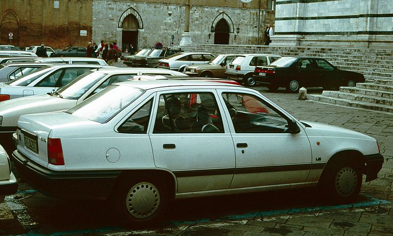 File:Opel Kadett E Notchback Siena Duomo.jpg
