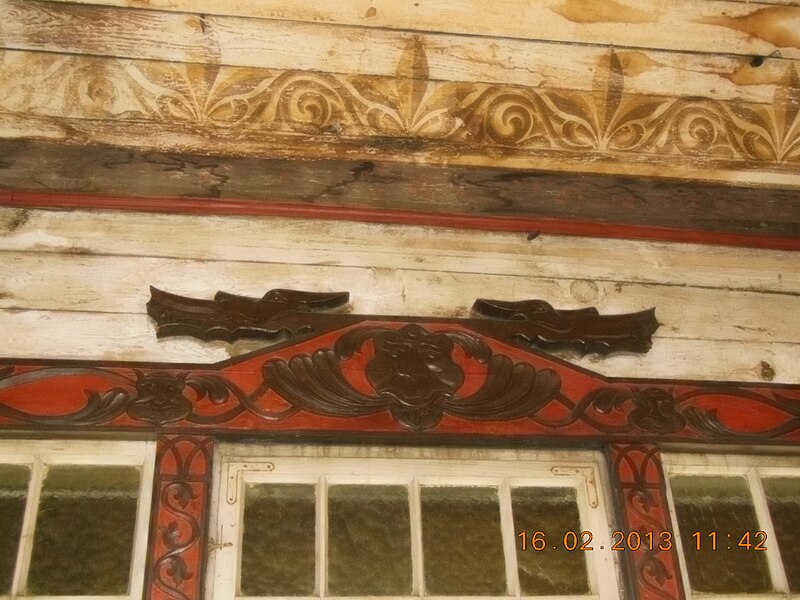 File:Ornamente an Fenster und Gebälk innen.JPG