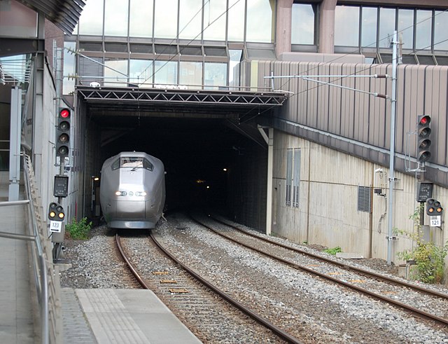 A Class 71 train exiting the Oslo Tunnel at Oslo Central Station in 2007