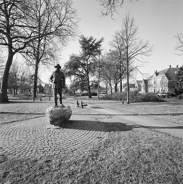 File:Overzicht park met beeld van van Gogh - Nuenen - 20340289 - RCE.jpg