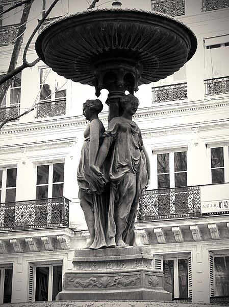 File:P1300820 Paris IX Cite de Trevise fontaine bw rwk.jpg