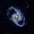 Una imaxe ultraviola de NGC 1365 tomada con GALEX. Creitu: GALEX/NASA.