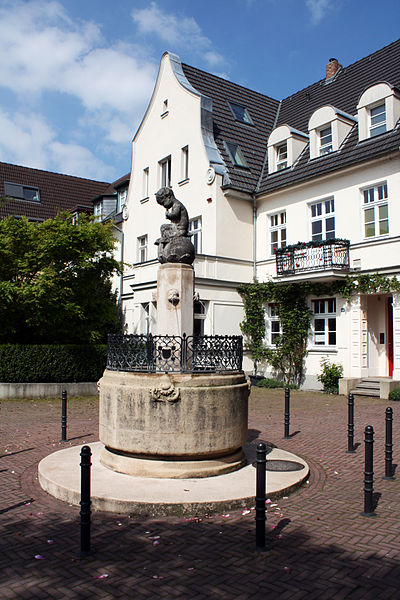 File:Panbrunnen-Köln-Braunsfeld-Pauliplatz.JPG