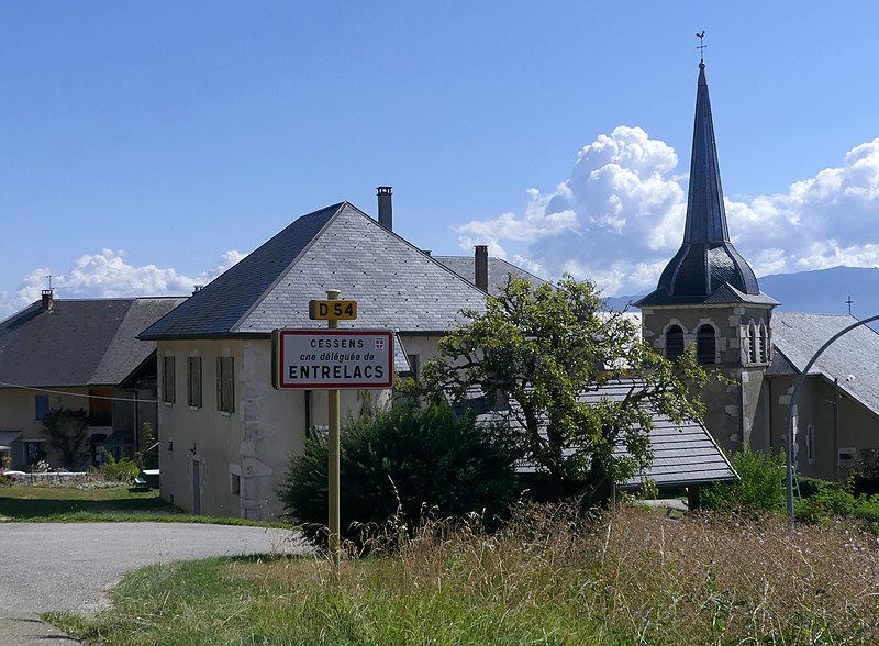 File:Panneau d'entrée à Cessens et église en été (2020).JPG