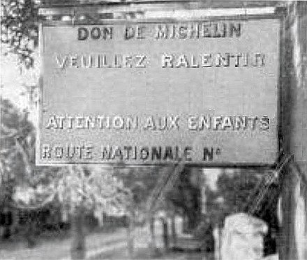 Panneaux Michelin à l'entrée des villages de France, installés en 1911.