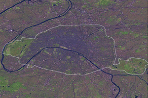 Farbige Satellitenfotografie des Départements Paris mit weißer Markierung der Grenze. Der Fluss verläuft von oben links nach unten rechts.