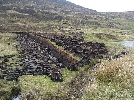 Tập_tin:Peat_cuttings_near_Unasary_-_geograph.org.uk_-_176303.jpg