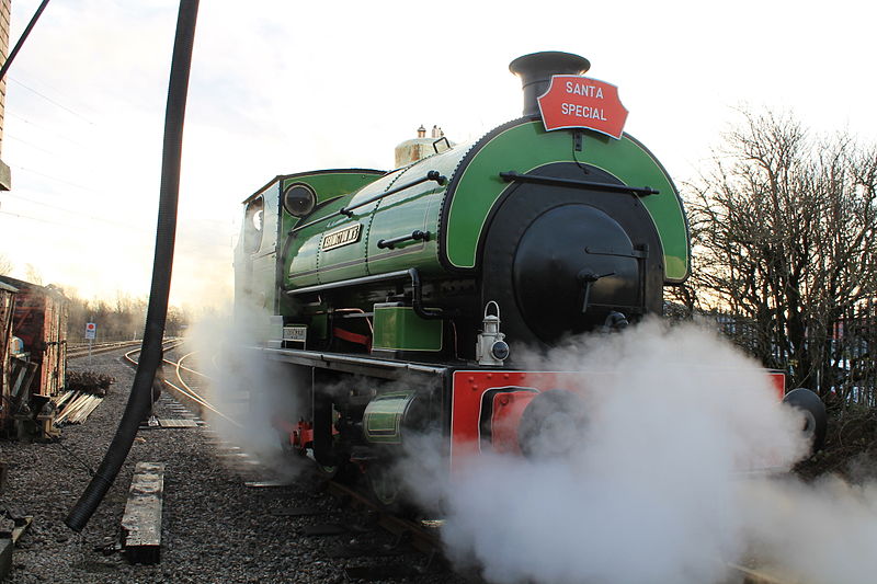 File:Peckett Ashington No.5 leaving the water tower.jpg