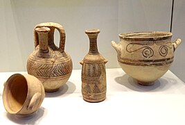 Vases peints de différentes formes.