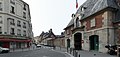 place du Docteur-Alfred-Fournier et rue Bichat, pavillon d'entrée de l'hôpital Saint-Louis au bout de l'avenue Richerand.