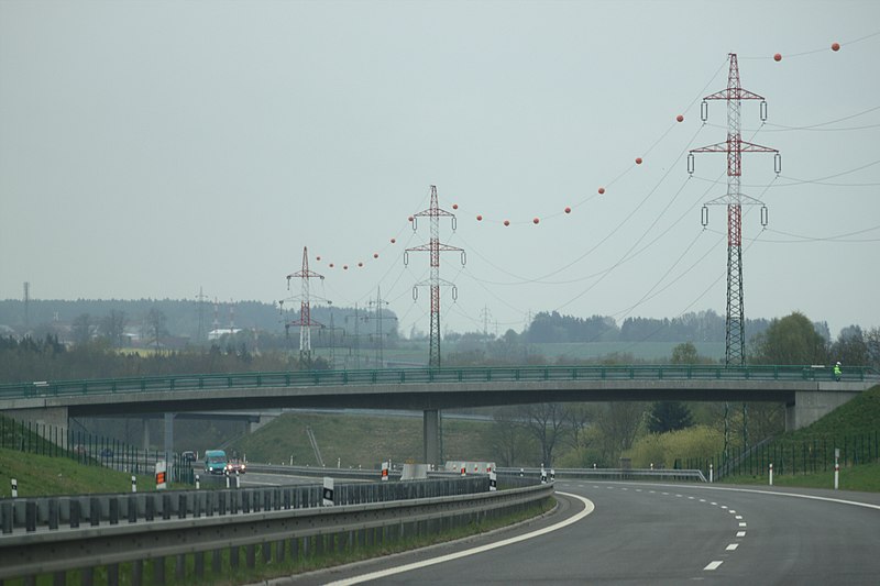 File:Planá nad Lužnicí, elektrické vedení.jpg