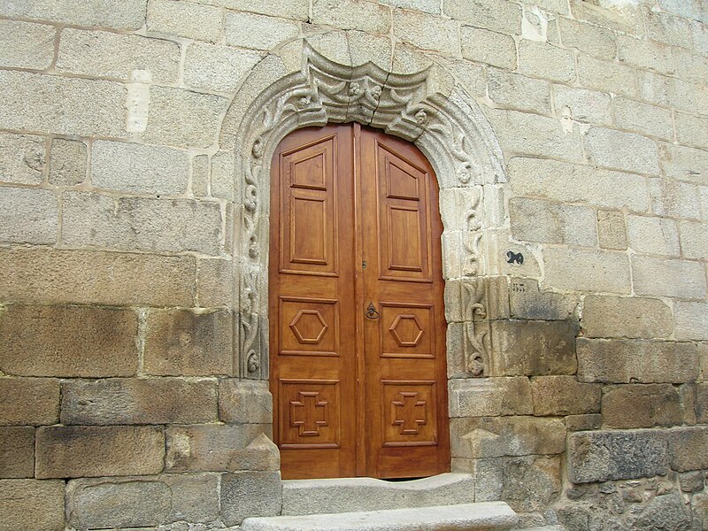 File:Portada meridional igrexa de San Salvador de Pazos de Arenteiro, Boborás.jpg