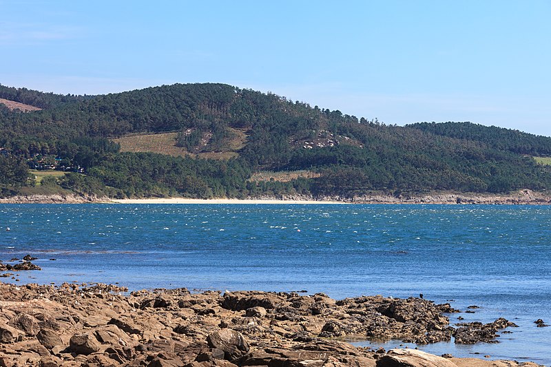 File:Praia de Covadiña. Xaviña. Dende Camariñas. Galiza 119.jpg