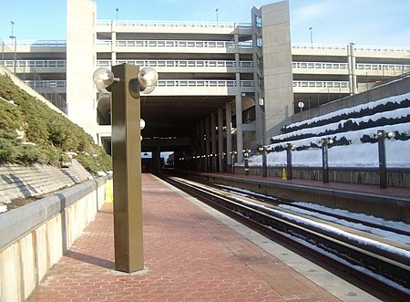 ไฟล์:Prince_George's_Plaza_station_with_snow_on_one_side.jpg