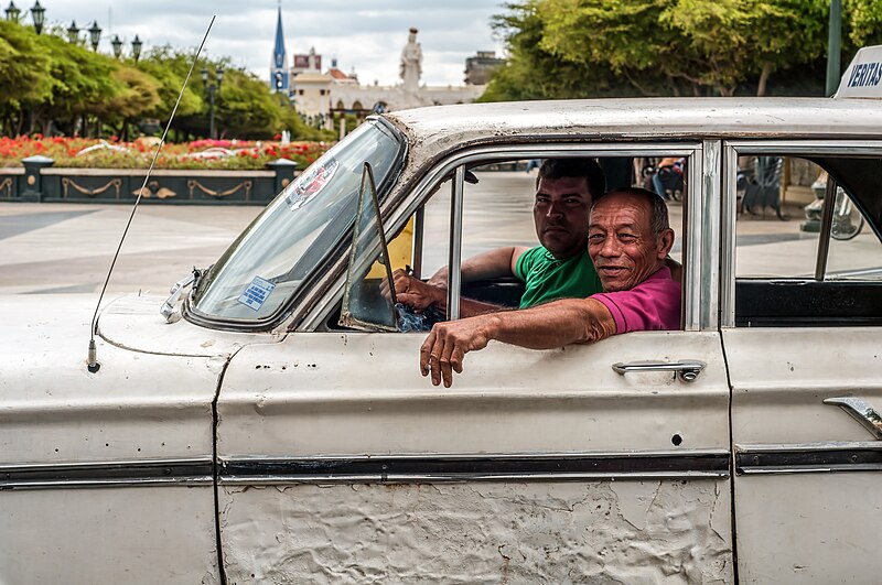 File:Public transport share taxi in Maracaibo city, Zulia, Venezuela.jpg