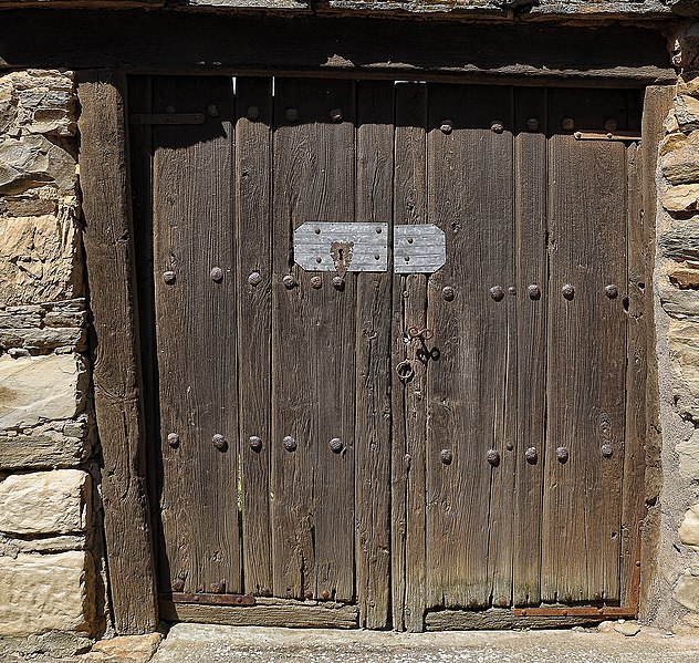 File:Puerta Maragata (17513313042).jpg