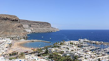 Vista do porto de Mogán, uma antiga aldeia de pescadores da ilha de Grã-Canária que se tornou um popular destino turístico. (definição 5 661 × 3 170)