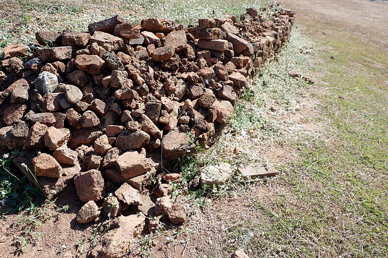 File:Puing batu bata merah di Candi Abang, Berbah, Sleman, Yogyakarta.jpg