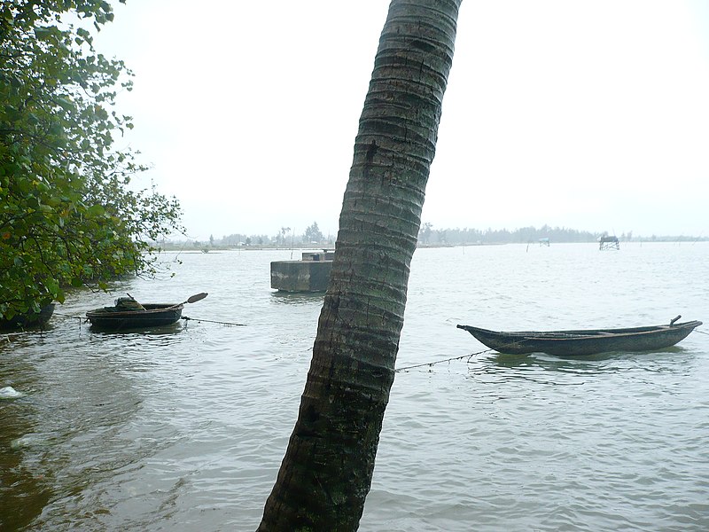 File:Quang cảnh sông Cửa Tùng, Gio Linh.JPG