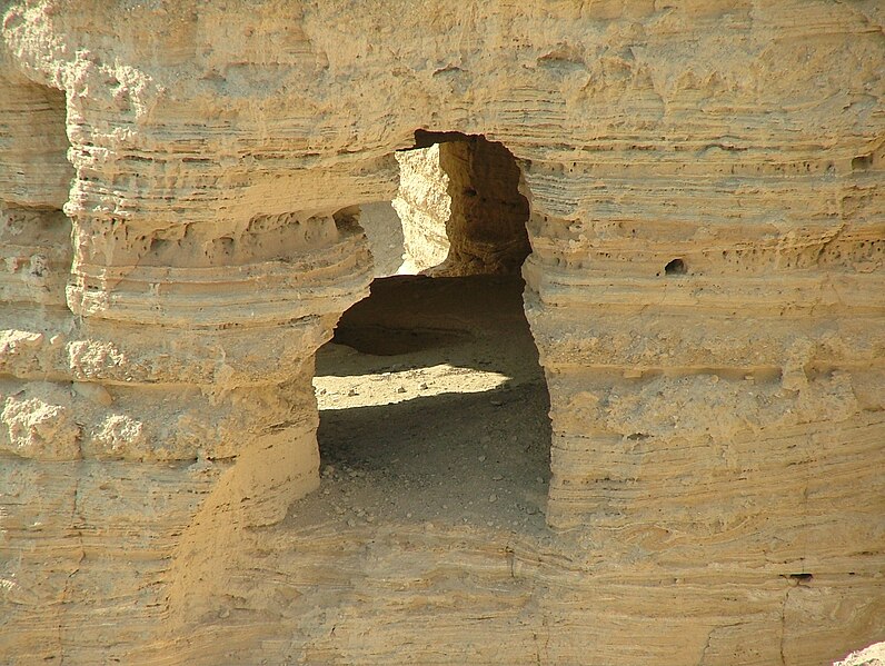 File:Qumran Caves 02.jpg